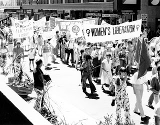 Perarakan wanita membawa sepanduk Women's Liberation di sebatang jalan