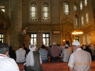 Jemaah duduk mendengar kuliah di dalam Masjid Eyüp Sultan (Abu Ayyub al-Ansari)