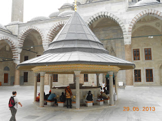 Air pancut wuduk berbumbung di tengah halaman Masjid al-Fateh, Istanbul