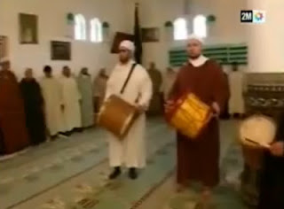 Sekumpulan lelaki memukul gendang di dalam sebuah masjid