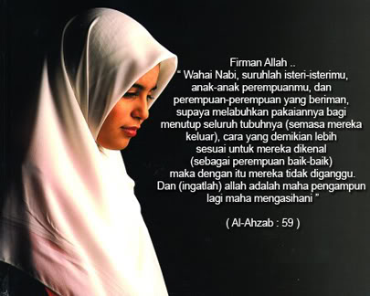 Seorang wanita bertudung putih menunduk, dengan terjemahan Surah al-Ahzab ayat 59 tentang perintah melabuhkan pakaian