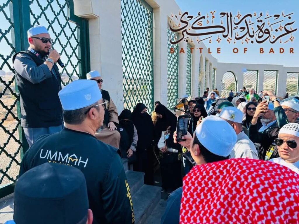 Dr. Abu Anas Madani menyampaikan penerangan sejarah Perang Badar kepada jemaah di tapak medan Badar