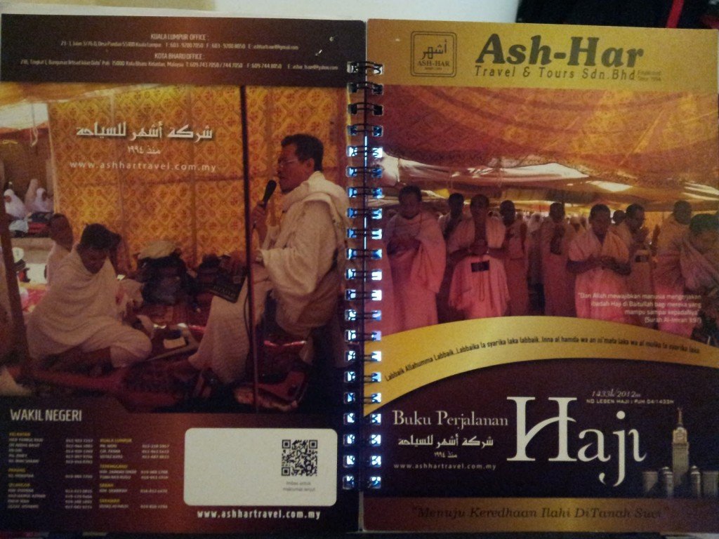 Buku Perjalanan Haji Ash-Har Travel & Tours yang terbuka, memaparkan foto kuliah bersama jemaah