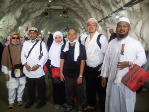 Sekumpulan jemaah muda bergambar di dalam terowong Mina