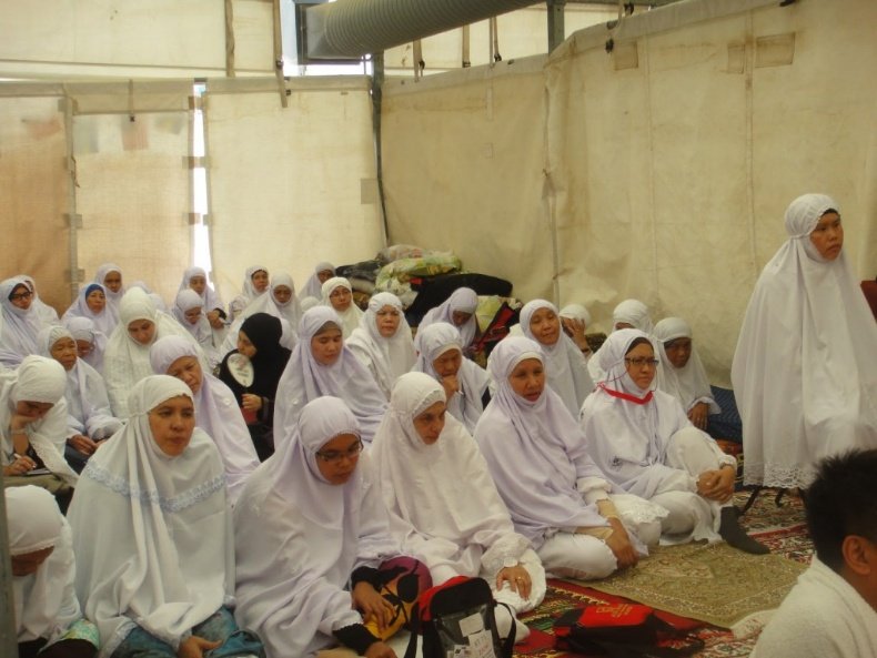 Jemaah wanita duduk mendengar kuliah di dalam khemah