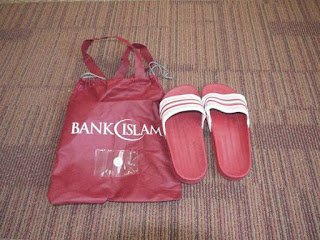 Selipar merah dan beg Bank Islam yang dibekalkan kepada jemaah haji