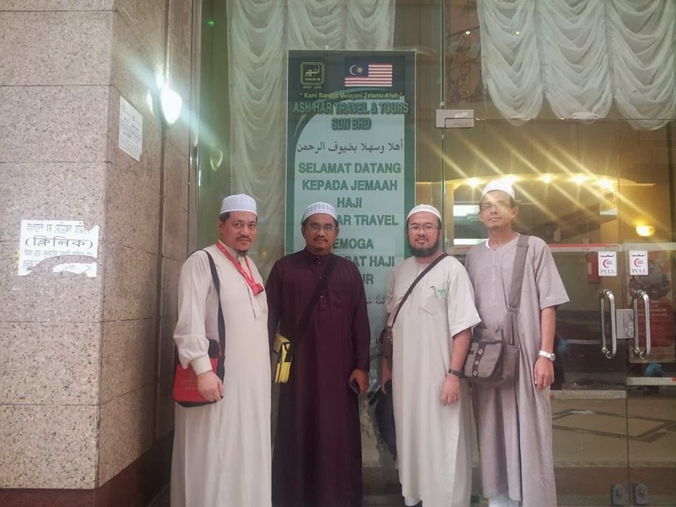 Ustaz Shamsudin Abdul Rahman bersama Dr. Abu Anas Madani dan jemaah di hadapan hotel di Makkah