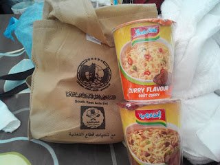 Bungkusan makanan dan dua cawan mi segera yang diedarkan kepada jemaah di khemah Mina