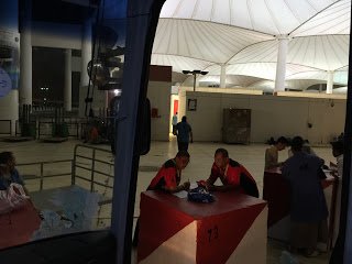 Ruang menunggu di Terminal Haji Jeddah dengan bumbung khemah putih