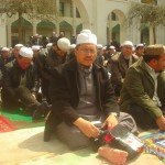 Abu Anas Madani duduk bersama jemaah di halaman Masjid Dongguan, Xining