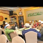 Ahli rombongan menikmati hidangan di sebuah restoran halal di Beijing