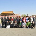 Gambar kumpulan rombongan di hadapan pintu gerbang Kota Larangan, Beijing