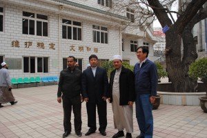 Abu Anas Madani bersama tuan rumah di hadapan bangunan Northwest University for Nationalities, Lanzhou