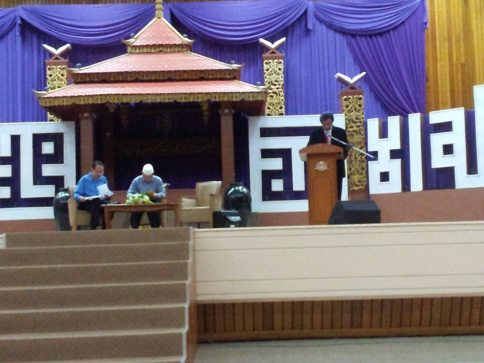 Pembentangan kertas kerja di pentas Seminar Sosiobudaya Antara Kaum